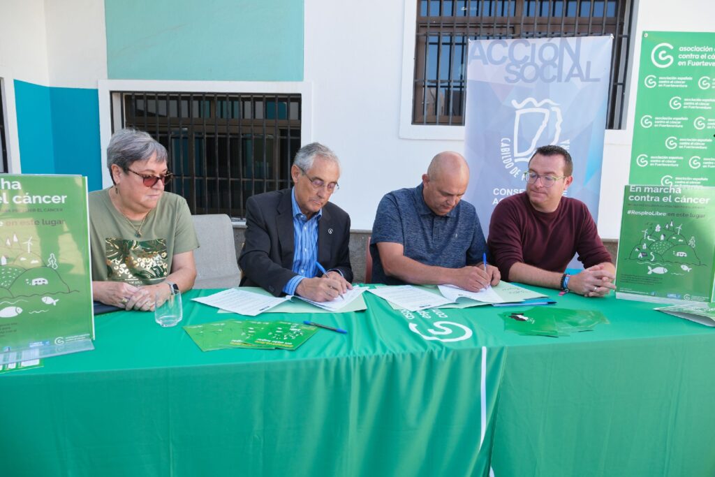 Cabildo y AECC proporcionan el primer espacio libre de humos de Fuerteventura en el exterior del Centro Insular de Juventud