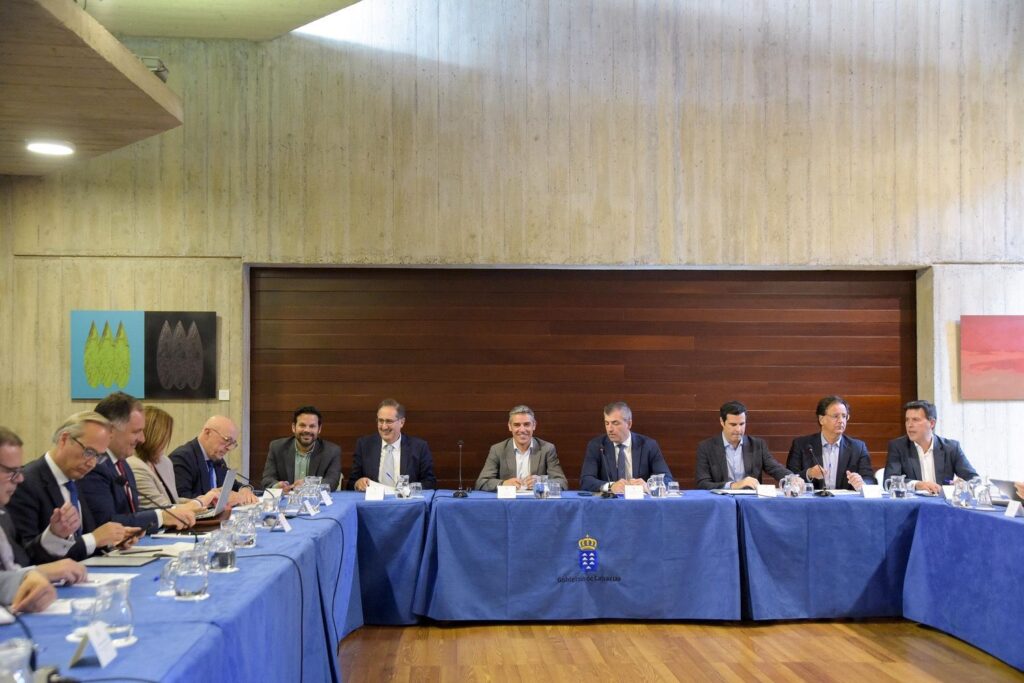 Economía despliega acciones para mitigar los sobrecostes del transporte marítimo en canarias