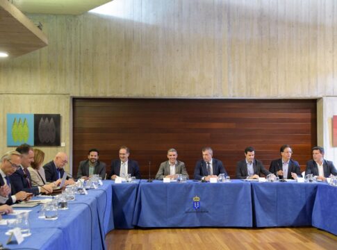 Economía despliega acciones para mitigar los sobrecostes del transporte marítimo en canarias