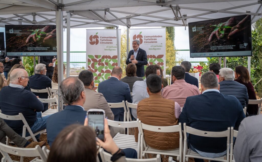 Clavijo: “La colaboración público-privada permitirá que el turismo impulse a otros sectores como el primario”