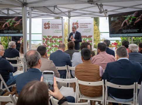 Clavijo: “La colaboración público-privada permitirá que el turismo impulse a otros sectores como el primario”