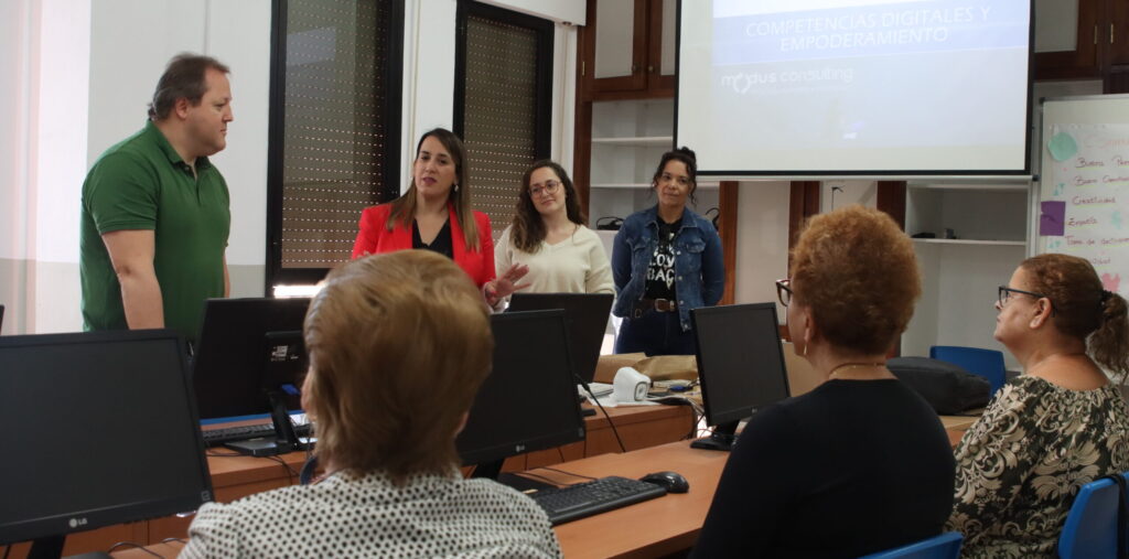 Guía de Isora da comienzo al taller en competencias digitales para mujeres en situación de vulnerabilidad