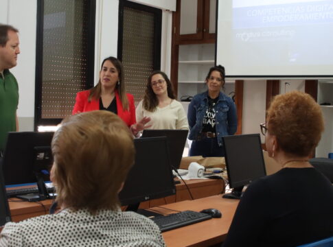 Guía de Isora da comienzo al taller en competencias digitales para mujeres en situación de vulnerabilidad