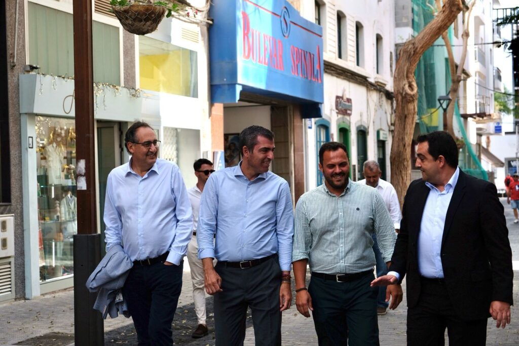 Manuel Domínguez visita la zona comercial de Arrecife