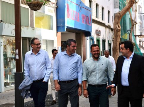 Manuel Domínguez visita la zona comercial de Arrecife