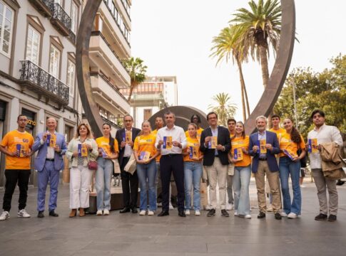 Manuel Domínguez acerca al pequeño comercio grancanario la campaña Bonos Consumo Archipiélago
