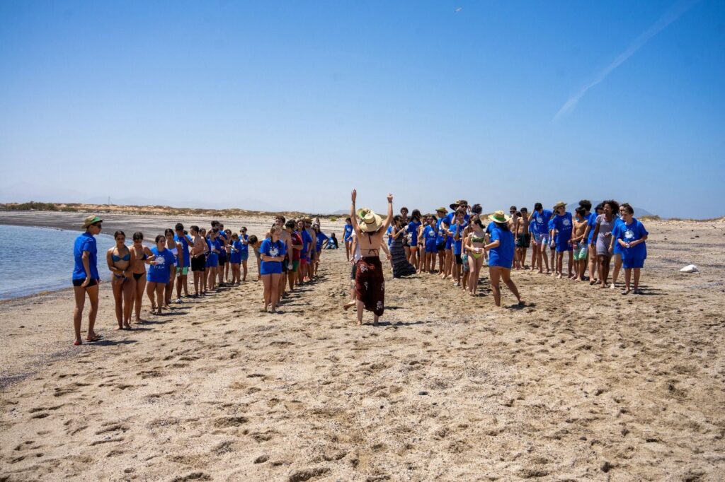 Jóvenes de Fuerteventura participan en una actividad de concienciación en el Islote de Lobos y Corralejo