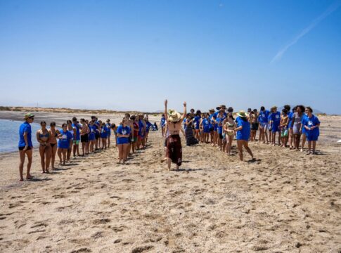 Jóvenes de Fuerteventura participan en una actividad de concienciación en el Islote de Lobos y Corralejo