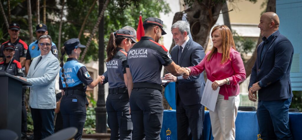Fernando Clavijo resalta la fortaleza, la preparación y la dedicación de los 110 nuevos agentes de policía