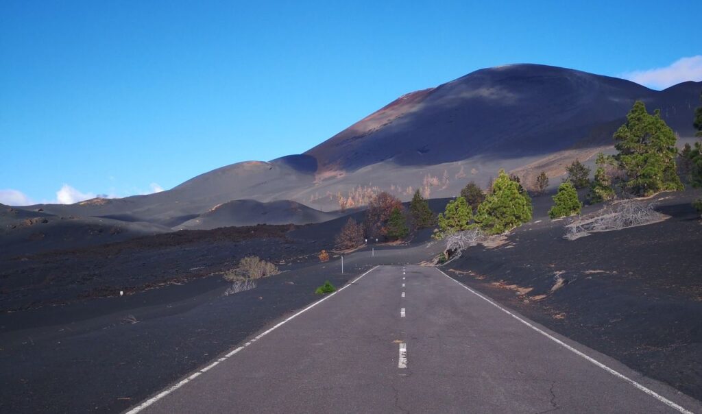 Las familias con propiedades sepultadas por el volcán se sienten “olvidadas” mientras “se favorece” con ayudas al resto de la isla