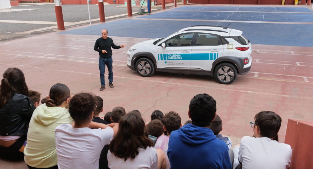 El Cabildo participa en las actividades de sensibilización sobre sostenibilidad a alumnos de Primaria en el CEO de Antigua