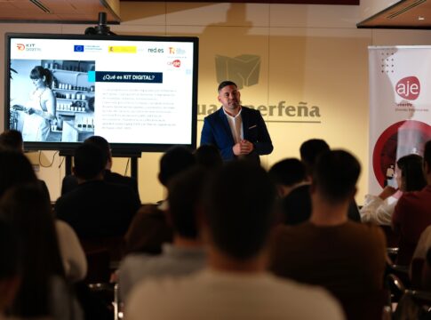 La juventud empresaria de Tenerife se reúne para conocer las novedades de Kit Digital