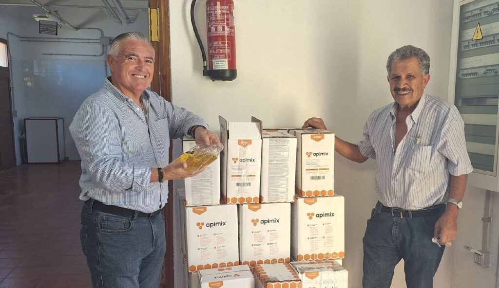 La Aldea de San Nicolás colabora con los apicultores del municipio aportándoles cerca de 2.500 kg de alimento para las abejas