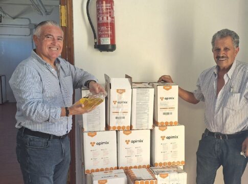 La Aldea de San Nicolás colabora con los apicultores del municipio aportándoles cerca de 2.500 kg de alimento para las abejas