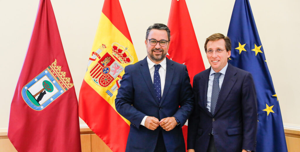 Asier Antona mantiene un encuentro institucional con el alcalde de Madrid, José Luis Martínez-Almeida
