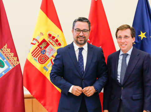 Asier Antona mantiene un encuentro institucional con el alcalde de Madrid, José Luis Martínez-Almeida