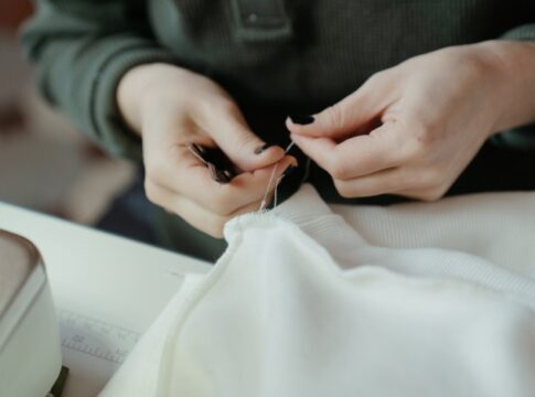 El Cabildo organiza un taller de diseño textil para apoyar y empoderar a mujeres que hayan vivido situaciones de violencia