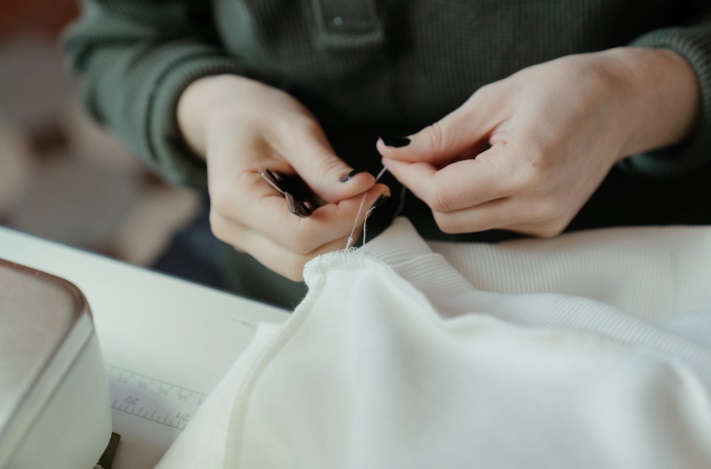 El Cabildo organiza un taller de diseño textil para apoyar y empoderar a mujeres que hayan vivido situaciones de violencia