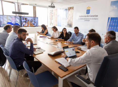 El comisionado del REF anima a pymes y autónomos a aplicar incentivos fiscales para acelerar la implantación de renovables