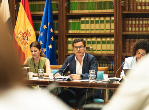 La Consejería licitará, con carácter de urgencia, la adecuación de los pantalanes del puerto de La Restinga