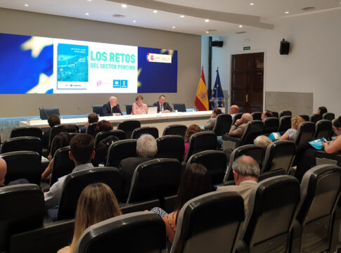 Cajamar e INTERPORC analizan las claves del liderazgo del porcino y su relevancia para la economía rural en un nuevo libro