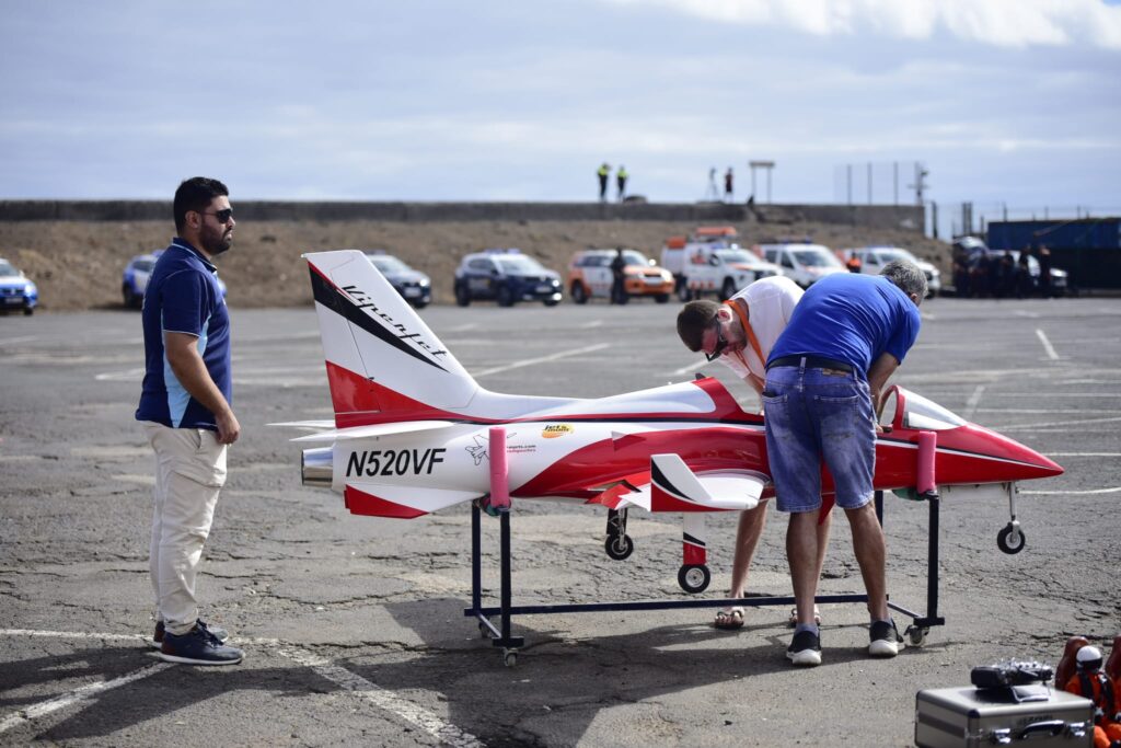 Miles de personas aplauden la celebración del recuperado Festival de Aeromodelismo y Aeronáutica