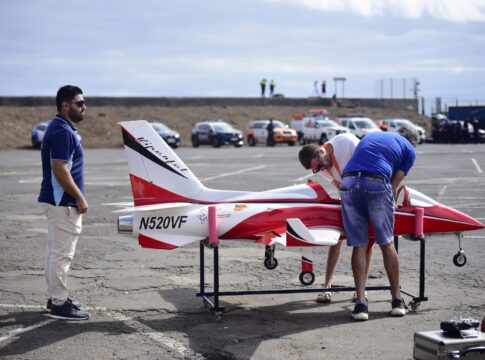 Miles de personas aplauden la celebración del recuperado Festival de Aeromodelismo y Aeronáutica