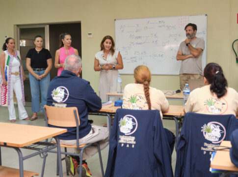 Jéssica de León y Lola García visitan el primer plan de formación de elaboración de queso de Canarias