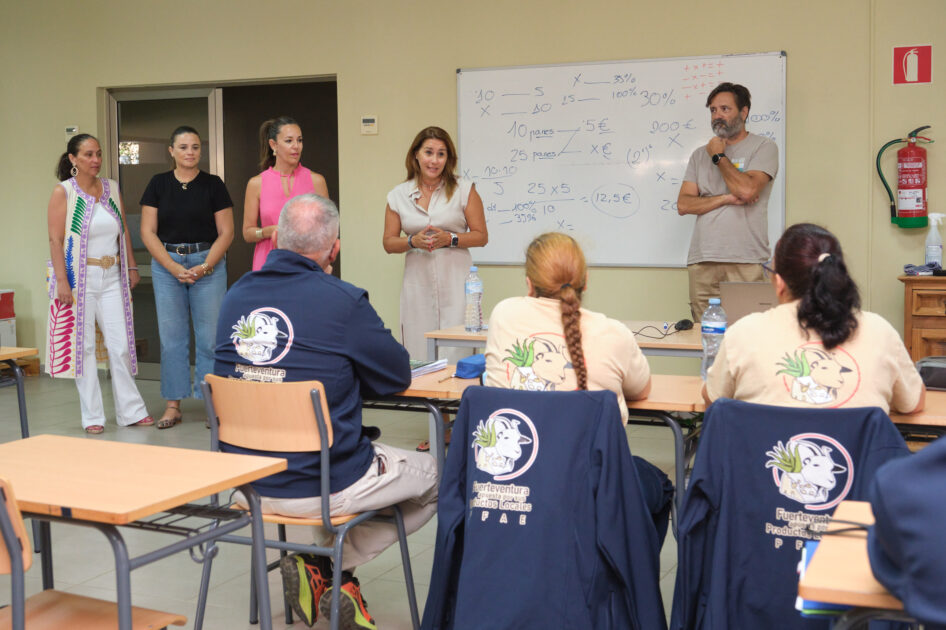 Jéssica de León y Lola García visitan el primer plan de formación de elaboración de queso de Canarias