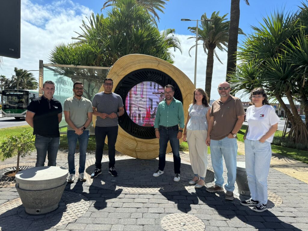 Santa Cruz de La Palma se promociona con un nuevo tótem turístico que proyecta el patrimonio y la cultura de la capital palmera