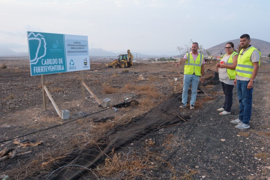 El Cabildo de Fuerteventura emprende la limpieza de invernaderos abandonados en Tuineje