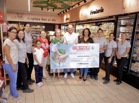 SPAR Gran Canaria entrega 1.500 euros a Cáritas Agüimes por la venta de las pulseras solidarias  de la Vará del Pescao