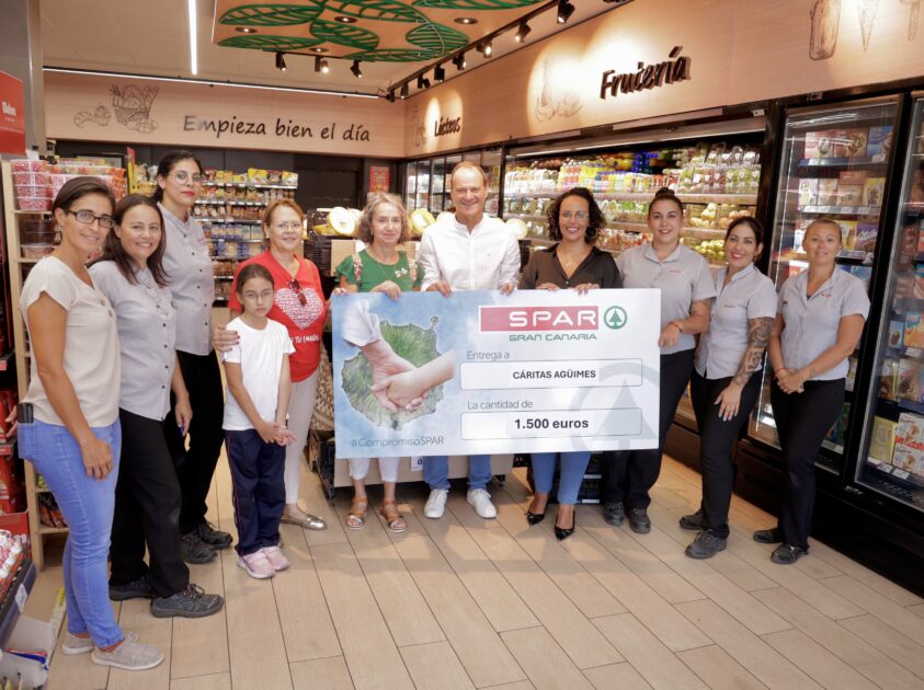 SPAR Gran Canaria entrega 1.500 euros a Cáritas Agüimes por la venta de las pulseras solidarias  de la Vará del Pescao