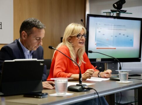 La demora para una intervención desciende en casi un mes y la lista de espera quirúrgica, un 6,24 por ciento