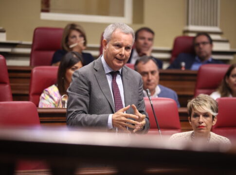 Franquis a Clavijo: “Usted se ha convertido en el presidente de la crispación y la deslealtad, déjese de mentir y convenza a su socio de gobierno para solucionar la crisis migratoria”