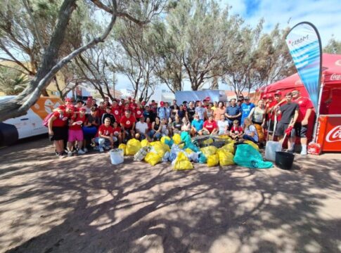 El Ayuntamiento de Güímar y Fundación del CD Tenerife limpian la Playa del Socorro con Mares Circulares