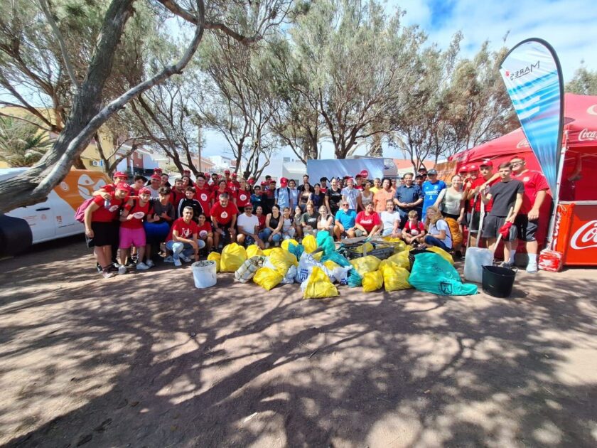 El Ayuntamiento de Güímar y Fundación del CD Tenerife limpian la Playa del Socorro con Mares Circulares