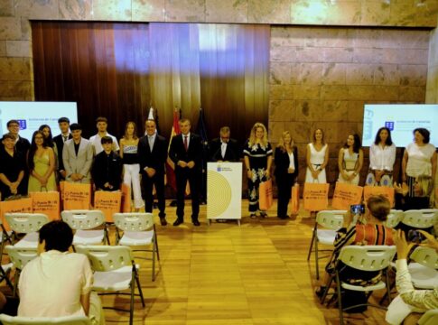 El Comisionado del REF y el vicepresidente de Canarias premian a los estudiantes que más saben sobre el fuero isleño