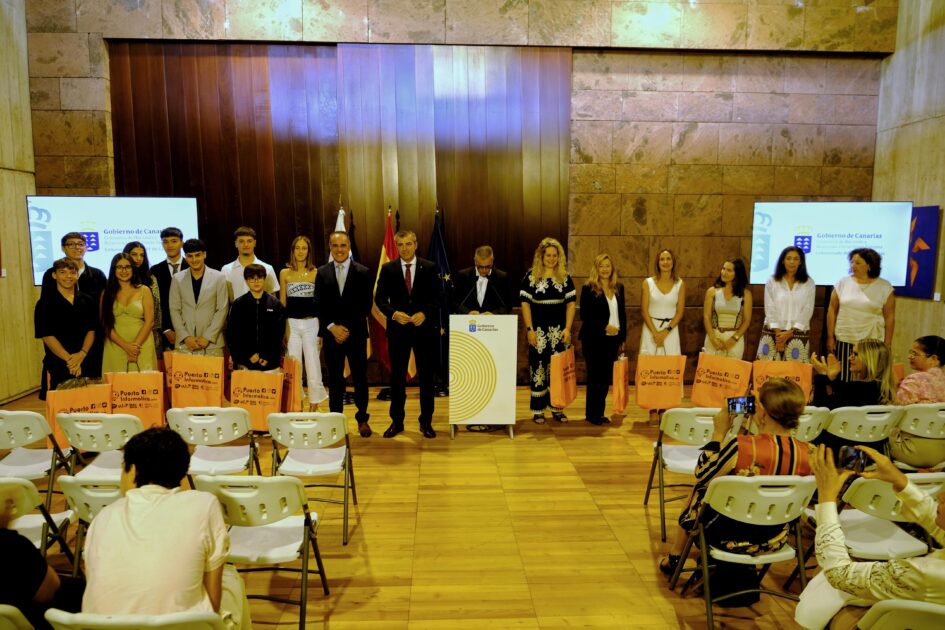 El Comisionado del REF y el vicepresidente de Canarias premian a los estudiantes que más saben sobre el fuero isleño