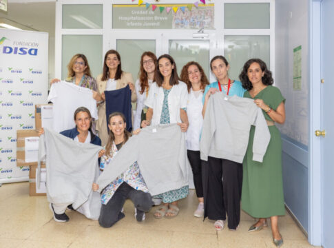 La Unidad de Hospitalización Breve Infanto Juvenil del Hospital Materno Infantil recibe ropa deportiva donada por la Fundación DISA