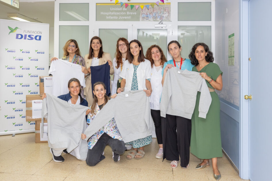 La Unidad de Hospitalización Breve Infanto Juvenil del Hospital Materno Infantil recibe ropa deportiva donada por la Fundación DISA