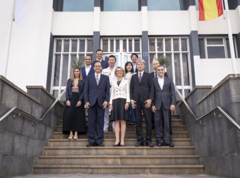 El embajador de Japón en España visita la fábrica de JTI en Tenerife