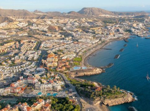 El Pleno de Adeje debatirá la propuesta de crear una ordenanza municipal que regule el alquiler vacacional