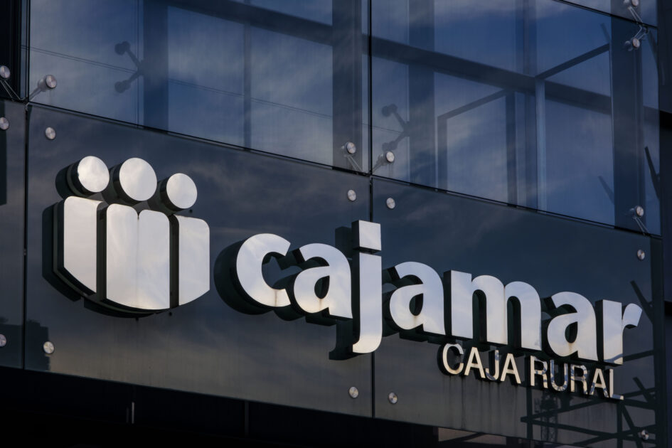 S&P Global Ratings eleva la calificación crediticia de Cajamar y Banco de Crédito Social Cooperativo a grado de inversión con perspectiva estable