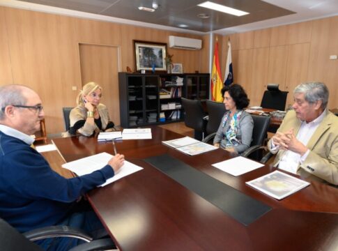 Esther Monzón mantiene una reunión con el Colegio de Médicos de Las Palmas