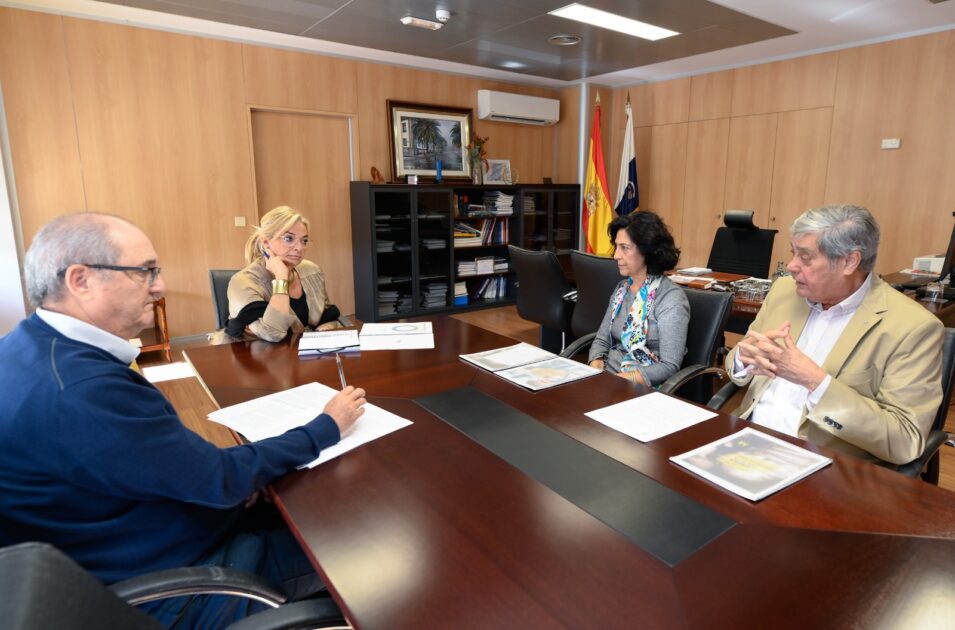 Esther Monzón mantiene una reunión con el Colegio de Médicos de Las Palmas