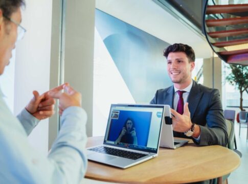 CaixaBank, primer banco que lanza un servicio de videointerpretación en lengua de signos en sus oficinas de Canarias