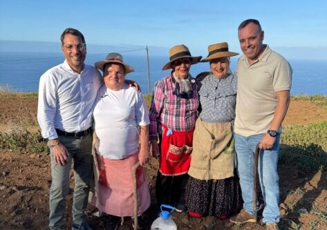 Agricultoras de Icod el Alto muestran la siembra del millo en un nuevo encuentro etnográfico de Los Realejos