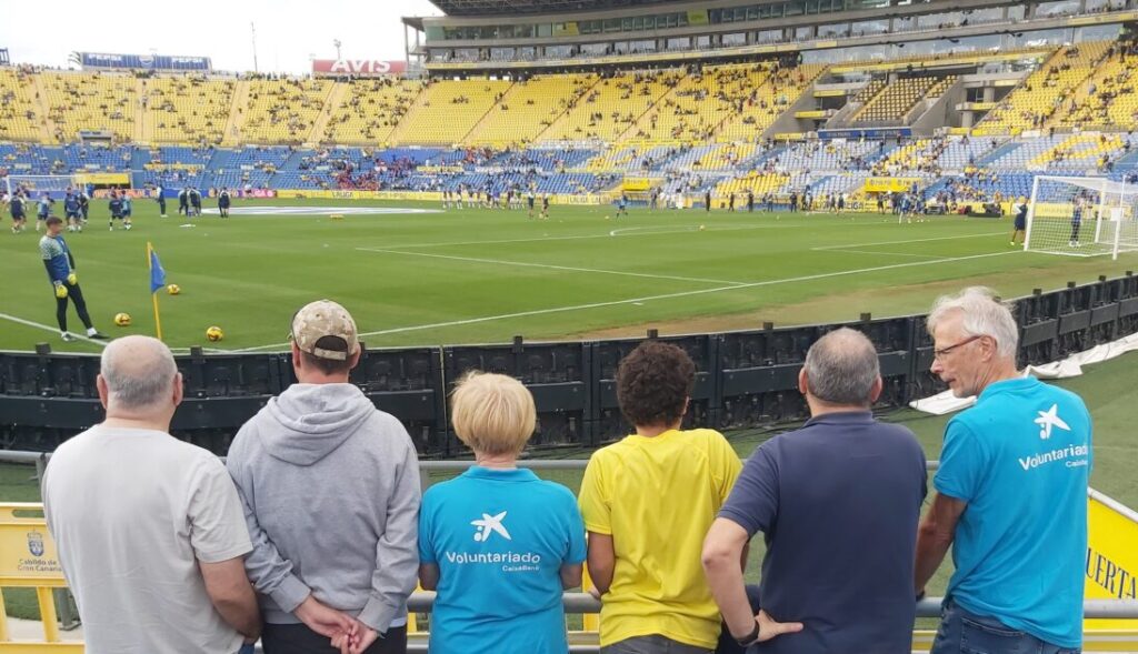 La ‘Grada Solidaria’ de la Fundación “la Caixa” permite disfrutar de los partidos de la UD Las Palmas a cerca de 200 usuarios de entidades sociales