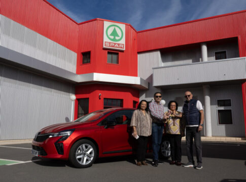 SPAR Gran Canaria celebra el año nuevo entregando un coche Renault Clio